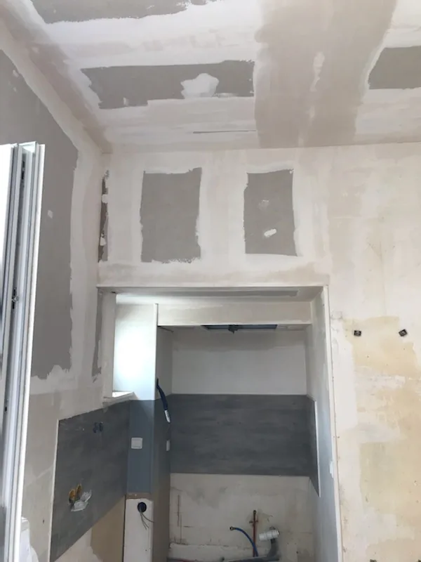 Travaux d’enduisage du plafond et du coin cuisine d’un studio lillois après traitement de la mérule