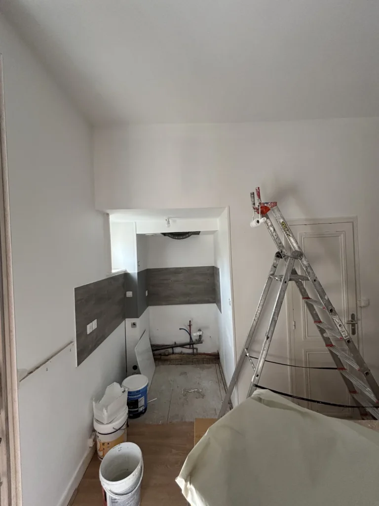 Studio étudiant lillois après application des peintures de finition sur les murs et les plafonds