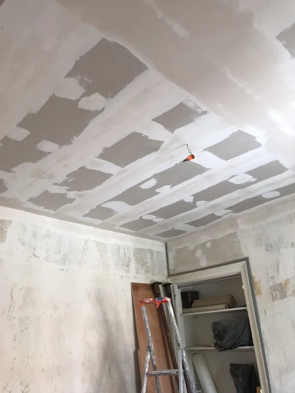 Plafond d’un studio lillois habillé en plaques de plâtre après traitement des joints, quartier du Quai de Wault