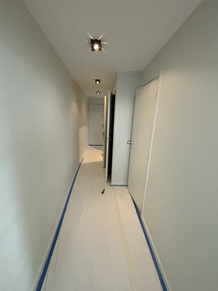 Couloir de l’appartement lillois après mise en peinture des murs et du plafond