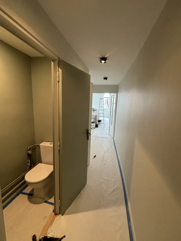 Dégagement et WC repeints en vert-de-gris dans un appartement rue du Molinel à Lille