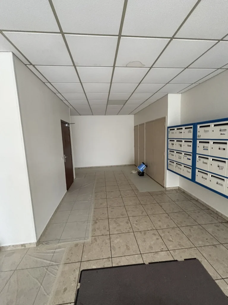 Hall et boîtes aux lettres d’une copropriété de Wasquehal repeints par Achille Martin Décoration