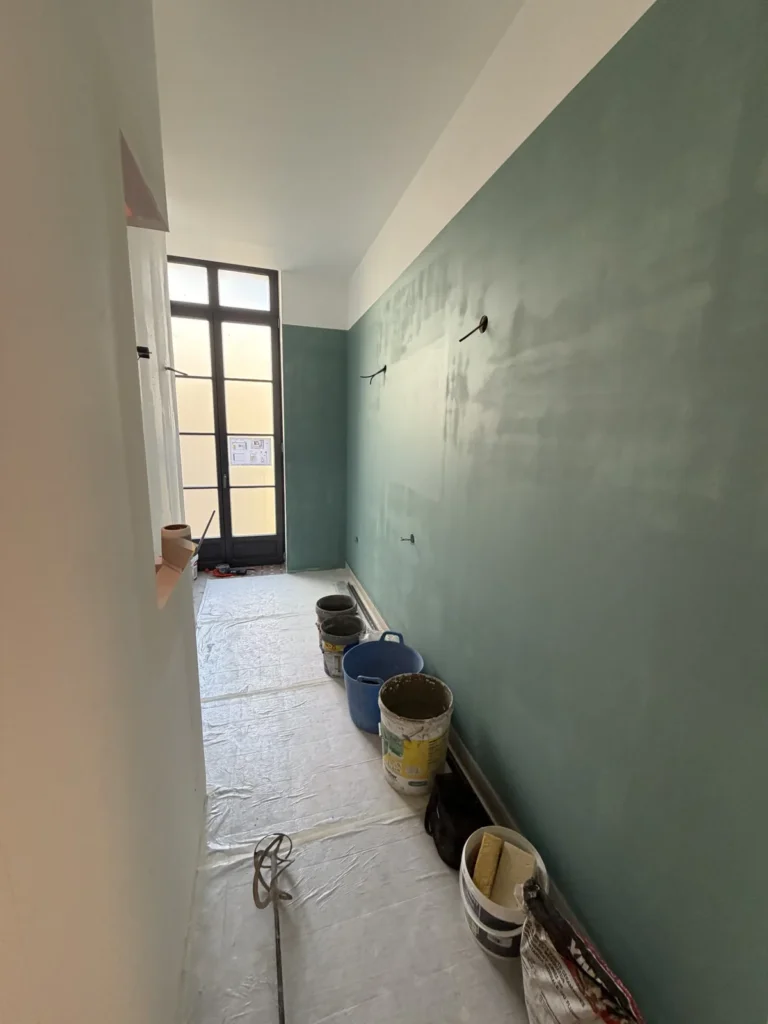 Mur vert d’eau en cours de mise en peinture dans un appartement neuf du centre historique d’Arras