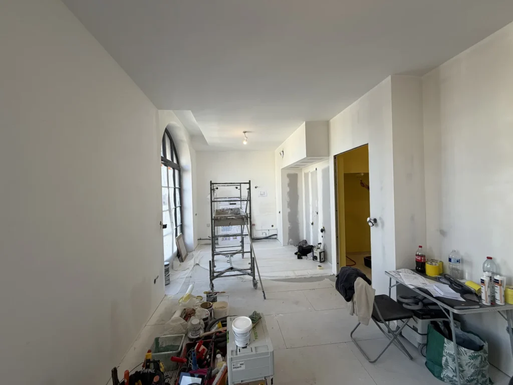 Séjour d’un appartement neuf dans un bâtiment historique d’Arras, fenêtre cintrée, pendant la préparation des supports