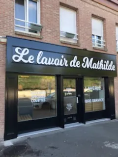 Façade du Lavoir de Mathilde à Wambrechies après rénovation de la devanture et repose de l’enseigne